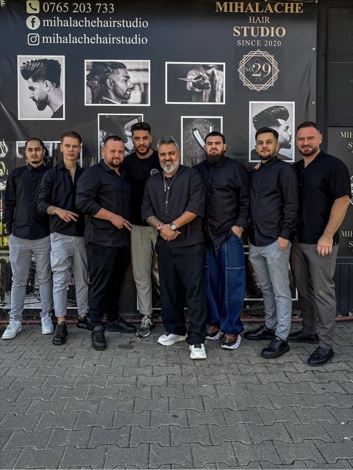 Fotografie de grup a echipei Mihalache Hair Studio